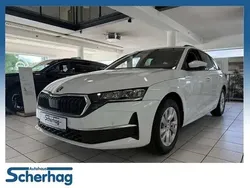 Weiß (moon weiss metallic) Gebraucht 2024 Skoda Octavia Selection Kombi | 28.769 € (Fairer Preis)