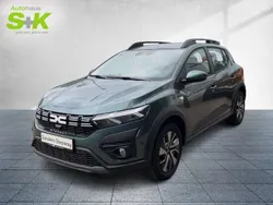 Zedergrün metallic (grün) Neu 2025 Dacia Sandero Expression Kleinwagen | 19.480 € (Etwas zu teuer)