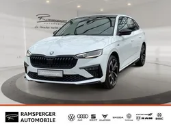 Weiß (moonweiß perleffekt) Gebraucht 2024 Skoda Scala Monte Carlo Kleinwagen | 28.990 € (Teuer)