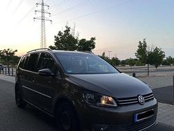 Braun Gebraucht 2010 VW Touran Van / Kleinbus | 5.999 € (Etwas zu teuer)