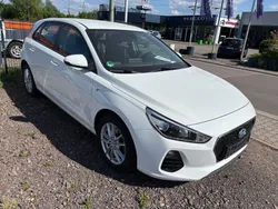 Weiß Gebraucht 2017 Hyundai i30 Pure Limousine | 11.990 € (Fairer Preis)