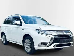 Weiß metallic Gebraucht 2020 Mitsubishi Outlander P-HEV | 24.800 € (Etwas zu teuer)