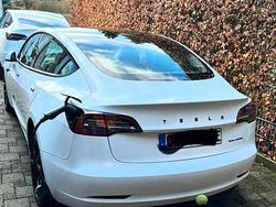 Weiß Gebraucht 2021 Tesla Model 3 Limousine | 26.750 €