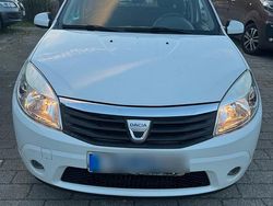 Weiß Gebraucht 2009 Dacia Sandero Kleinwagen | 1.499 €