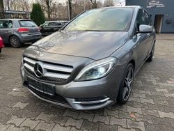 Grau Gebraucht 2014 Mercedes 220 AMG line Limousine | 8.990 €