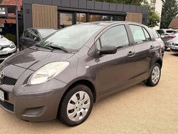 Grau Gebraucht 2011 Toyota Yaris Limousine | 4.899 € (Etwas zu teuer)