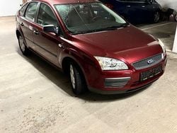 Rot Gebraucht 2005 Ford Focus Trend Limousine | 3.000 € (Fairer Preis)