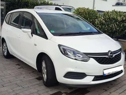 Weiß Gebraucht 2018 Opel Zafira Edition Van / Kleinbus | 14.990 € (Etwas zu teuer)