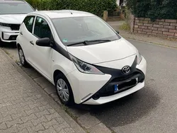 Weiß Gebraucht 2015 Toyota Aygo Kleinwagen | 6.200 € (Guter Preis)