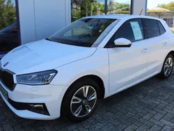 Moon weiß perleffekt (metallic) Gebraucht 2023 Skoda Fabia Style Limousine | 21.790 € (Fairer Preis)