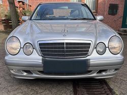 Silber Gebraucht 1999 Mercedes E240 Classic Limousine | 4.999 €