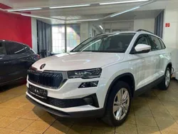 Weiß (metallic) Gebraucht 2024 Skoda Karoq Selection SUV | 30.490 € (Fairer Preis)