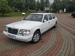 Weiß Gebraucht 1992 Mercedes E230 Limousine | 19.900 €