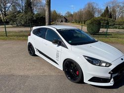 Weiß Gebraucht 2016 Ford Focus ST Limousine | 16.500 €