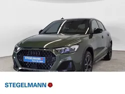Distriktgrün metallic mythossc Neu 2025 Audi A1 Sport Kleinwagen | 30.790 € (Fairer Preis)