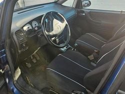 Blau Gebraucht 2002 Opel Zafira Van / Kleinbus | 2.000 €