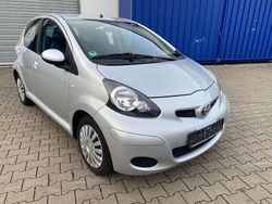 Satin silver Gebraucht 2011 Toyota Aygo Cool Kleinwagen | 4.490 € (Fairer Preis)