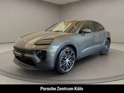 Aventuringrünmetallic Neu 2025 Porsche Macan SUV | 110.352 € (Etwas zu teuer)