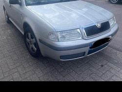 Silber Gebraucht 2003 Skoda Octavia Limousine | 285 €