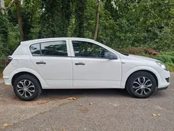 Weiß Gebraucht 2009 Opel Astra Selection Limousine | 2.000 € (Guter Preis)