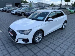 Weiß Gebraucht 2023 Audi A3 Sportback Comfort Limousine | 24.870 € (Guter Preis)
