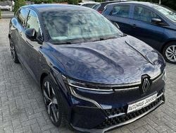 Blau rre + schwarz gne Gebraucht 2022 Renault Mégane Techno Limousine | 29.900 € (Teuer)