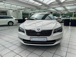 Weiß Gebraucht 2019 Skoda Superb Ambition Kombi | 17.900 € (Fairer Preis)