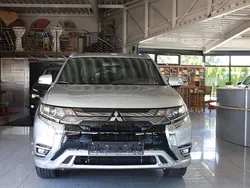 Sterlingsilber Gebraucht 2021 Mitsubishi Outlander P-HEV Plus SUV | 24.990 € (Fairer Preis)