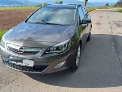 Grau Gebraucht 2011 Opel Astra Kombi | 8.000 € (Etwas zu teuer)