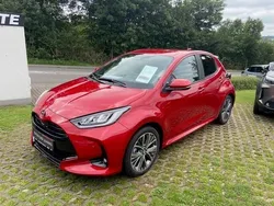Rot Neu 2024 Toyota Yaris Hybrid Style Limousine | 28.900 €