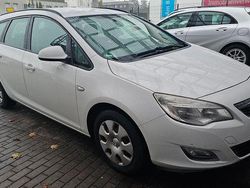Weiß Gebraucht 2012 Opel Astra Selection Kombi | 1.799 €