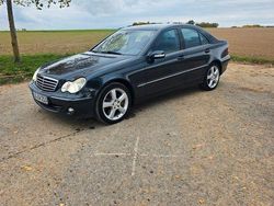 Schwarz Gebraucht 2004 Mercedes C220 Avantgarde Limousine | 4.100 €
