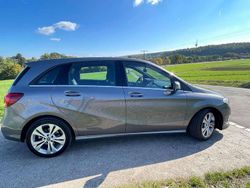 Grau Gebraucht 2017 Mercedes B180 Van / Kleinbus | 14.799 € (Fairer Preis)
