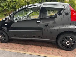 Schwarz Gebraucht 2011 Peugeot 107 Urban Move Kleinwagen | 2.990 € (Fairer Preis)