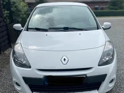 Weiß Gebraucht 2010 Renault Clio II Kleinwagen | 1.750 €