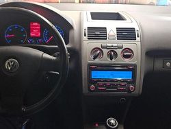 Grau Gebraucht 2010 VW Touran Van / Kleinbus | 5.490 € (Fairer Preis)