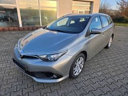 Silber Gebraucht 2016 Toyota Auris Hybrid Design Limousine | 10.990 € (Fairer Preis)