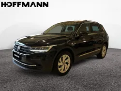 Deep black pearlescent Gebraucht 2023 VW Tiguan Life SUV | 27.650 € (Guter Preis)