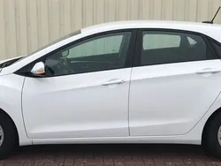Weiß Gebraucht 2017 Hyundai i30 Trend Limousine | 12.290 € (Fairer Preis)