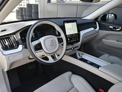 Rot Gebraucht 2025 Volvo XC60 Plus SUV | 59.990 €