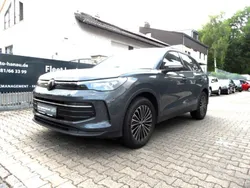 Grau Gebraucht 2024 VW Tiguan Life SUV | 35.900 € (Fairer Preis)
