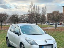 Grau Gebraucht 2011 Renault Scénic Bose Edition Van / Kleinbus | 2.990 € (Etwas zu teuer)