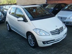 Weiß Gebraucht 2010 Mercedes A180 Elegance Van / Kleinbus | 10.990 €