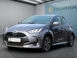 Grau Gebraucht 2022 Toyota Yaris Hybrid Kleinwagen | 19.799 € (Fairer Preis)