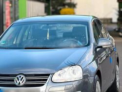 Grau Gebraucht 2005 VW Jetta Limousine | 1.700 €