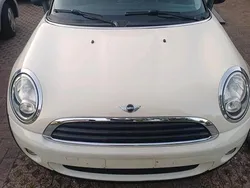 Weiß Gebraucht 2009 Mini ONE Kleinwagen | 1.990 €