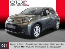 Cardamomgrün/schwarz Gebraucht 2023 Toyota Aygo Pulse Kleinwagen | 14.739 € (Fairer Preis)
