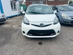 Weiß Gebraucht 2017 Toyota Aygo Edition-S Kleinwagen | 5.400 €