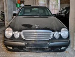 Schwarz Gebraucht 2000 Mercedes E240 Limousine | 999 €