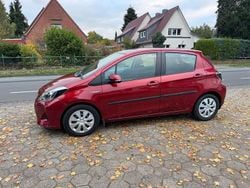 Rot Gebraucht 2012 Toyota Yaris Hybrid Life Limousine | 5.300 € (Superpreis)